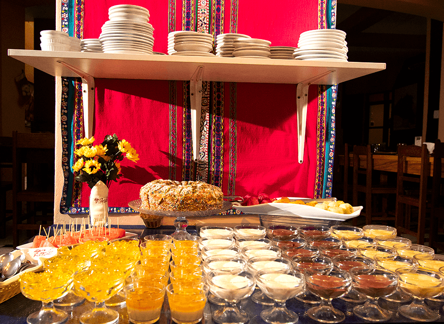 Personas almorzando en hotel chivay